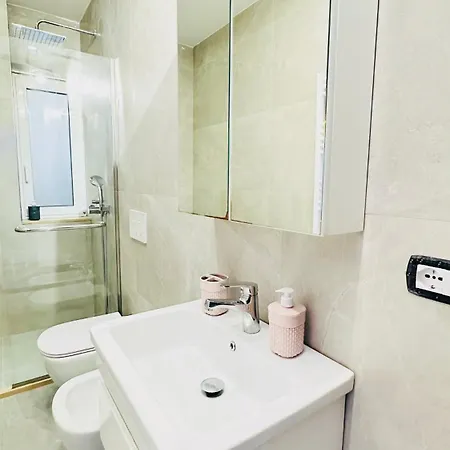 Blloku Luxury 2 Bedroom * 티라나