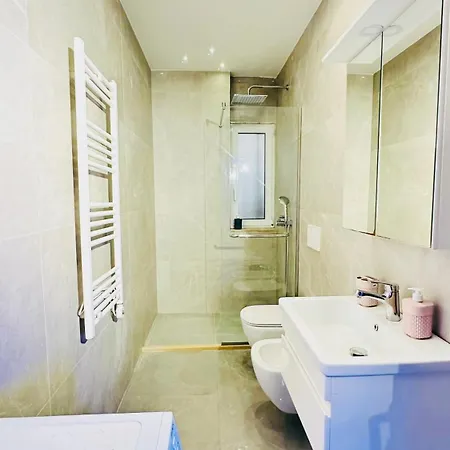 Blloku Luxury 2 Bedroom * 티라나