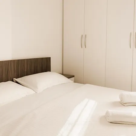 Blloku Luxury 2 Bedroom * Тирана